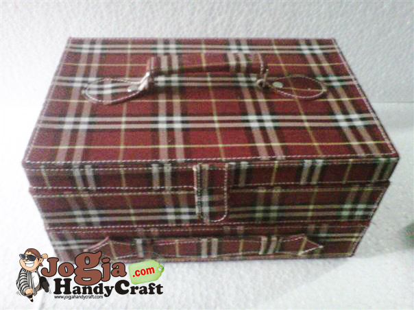 Box Jam isi 12 Plus Laci Perhiasan Handle Cover Red Burberry