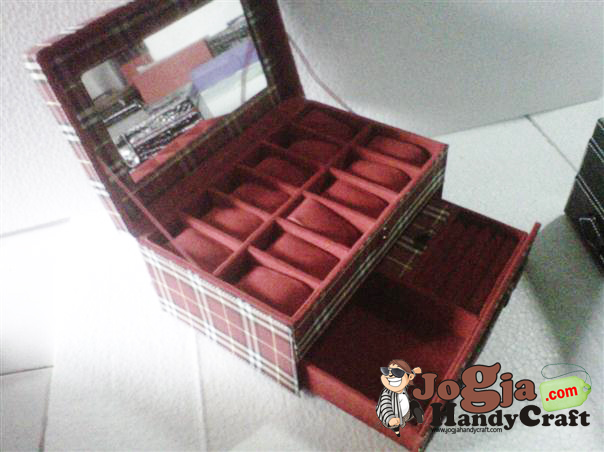 Box Jam isi 12 Plus Laci Perhiasan Handle Cover Red Burberry
