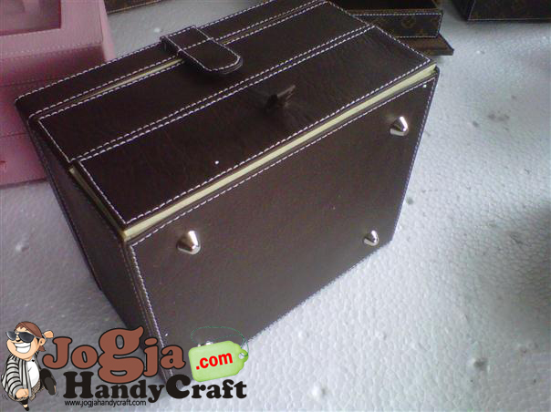 Box Kombinasi Tempat Jam dan Accesories Box Kombinasi Tempat Jam dan Accesories