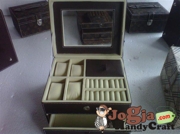 Box Kombinasi Tempat Jam dan Accesories Box Kombinasi Tempat Jam dan Accesories