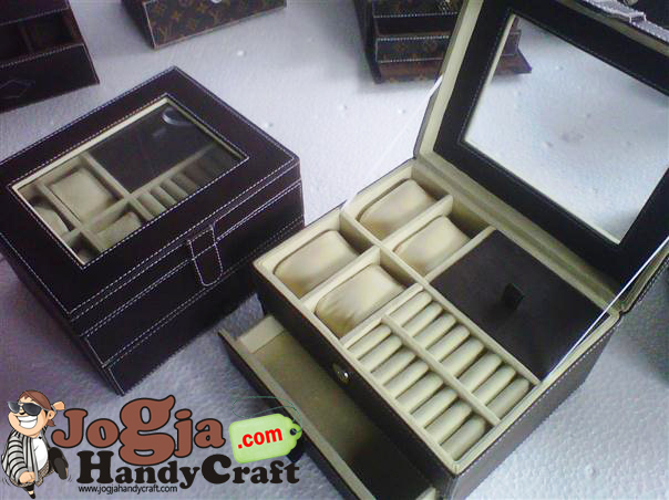 Box Kombinasi Tempat Jam dan Accesories Box Kombinasi Tempat Jam dan Accesories