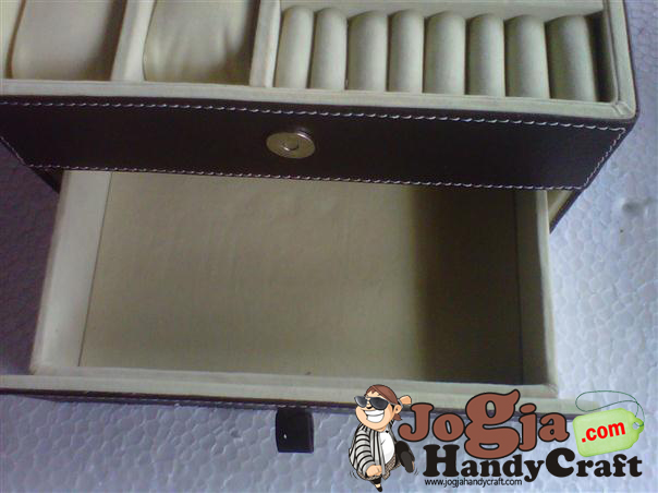 Box Kombinasi Tempat Jam dan Accesories Box Kombinasi Tempat Jam dan Accesories