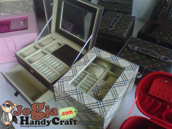 Box Kombinasi Tempat Jam dan Accesories Box Kombinasi Tempat Jam dan Accesories