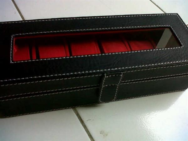 Kotak Jam tangan dengan desain elegan hitam inner merah Kotak Jam tangan dengan desain elegan hitam inner merah