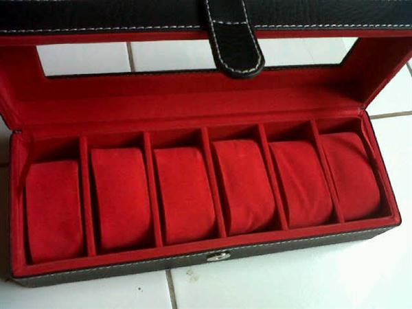 Kotak Jam tangan dengan desain elegan hitam inner merah Kotak Jam tangan dengan desain elegan hitam inner merah