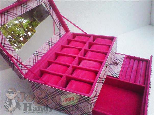 Box Jam Isi 12 Kombinasi Laci Accesories Burberry Pink Box Jam Isi 12 Kombinasi Laci Accesories Burberry Pink