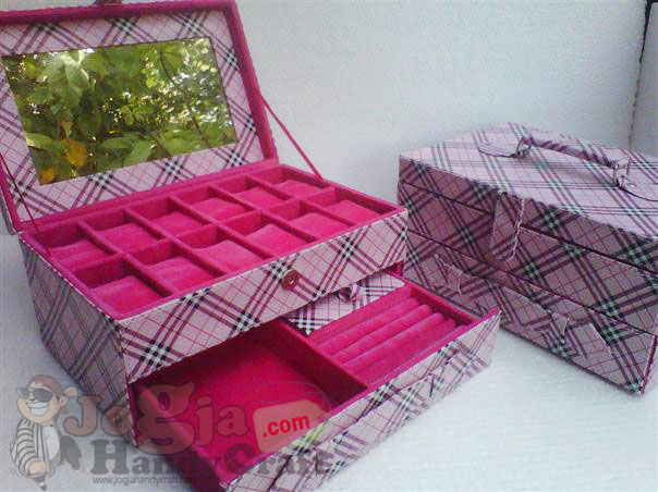Box Jam Isi 12 Kombinasi Laci Accesories Burberry Pink Box Jam Isi 12 Kombinasi Laci Accesories Burberry Pink