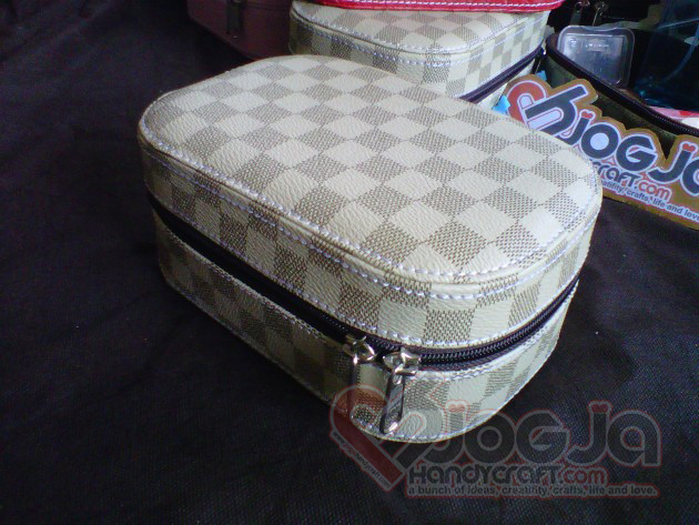 Mini Cosmetic Hard Case Cantik (2)