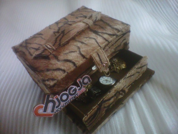 Elegan Jewelry Box Motif Macan