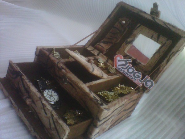 Elegan Jewelry Box Motif Macan