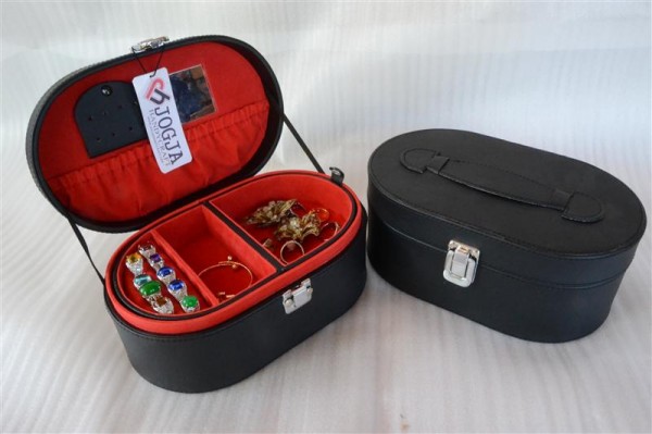 OVALIUM JEWELRY BOX BLACK INNER RED OVALIUM JEWELRY BOX BLACK INNER RED