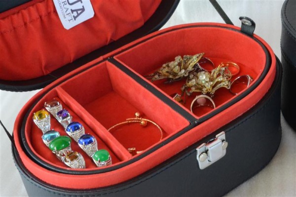 OVALIUM JEWELRY BOX BLACK INNER RED OVALIUM JEWELRY BOX BLACK INNER RED