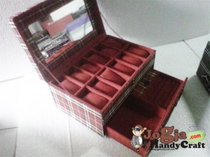 Box Jam isi 12 Plus Laci Perhiasan Handle Cover Red Burberry