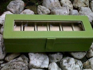 Kotak Jam tangan dengan desain elegan hijau inner crem