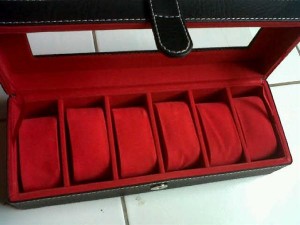 Kotak Jam tangan dengan desain elegan hitam inner merah