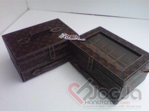 Box Jam Isi 12 Laci Accesories Motif LV With Transparant Mirror