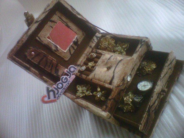 Elegan Jewelry Box Motif Macan
