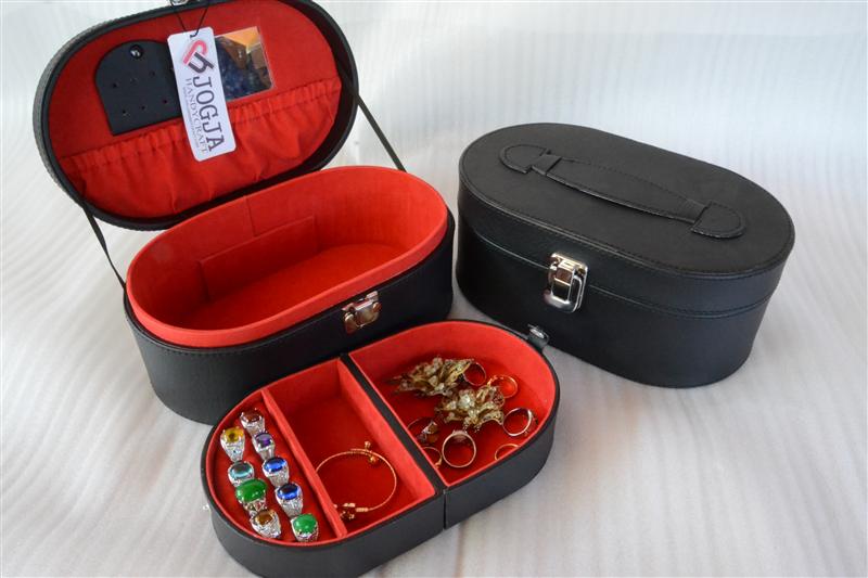 OVALIUM JEWELRY BOX BLACK INNER RED